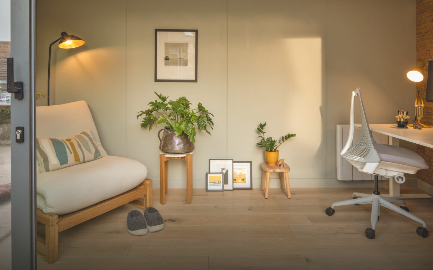Interior of Little Green Room with mizzle wall